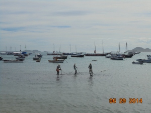 Estátuas de pescadores na praia da Armação